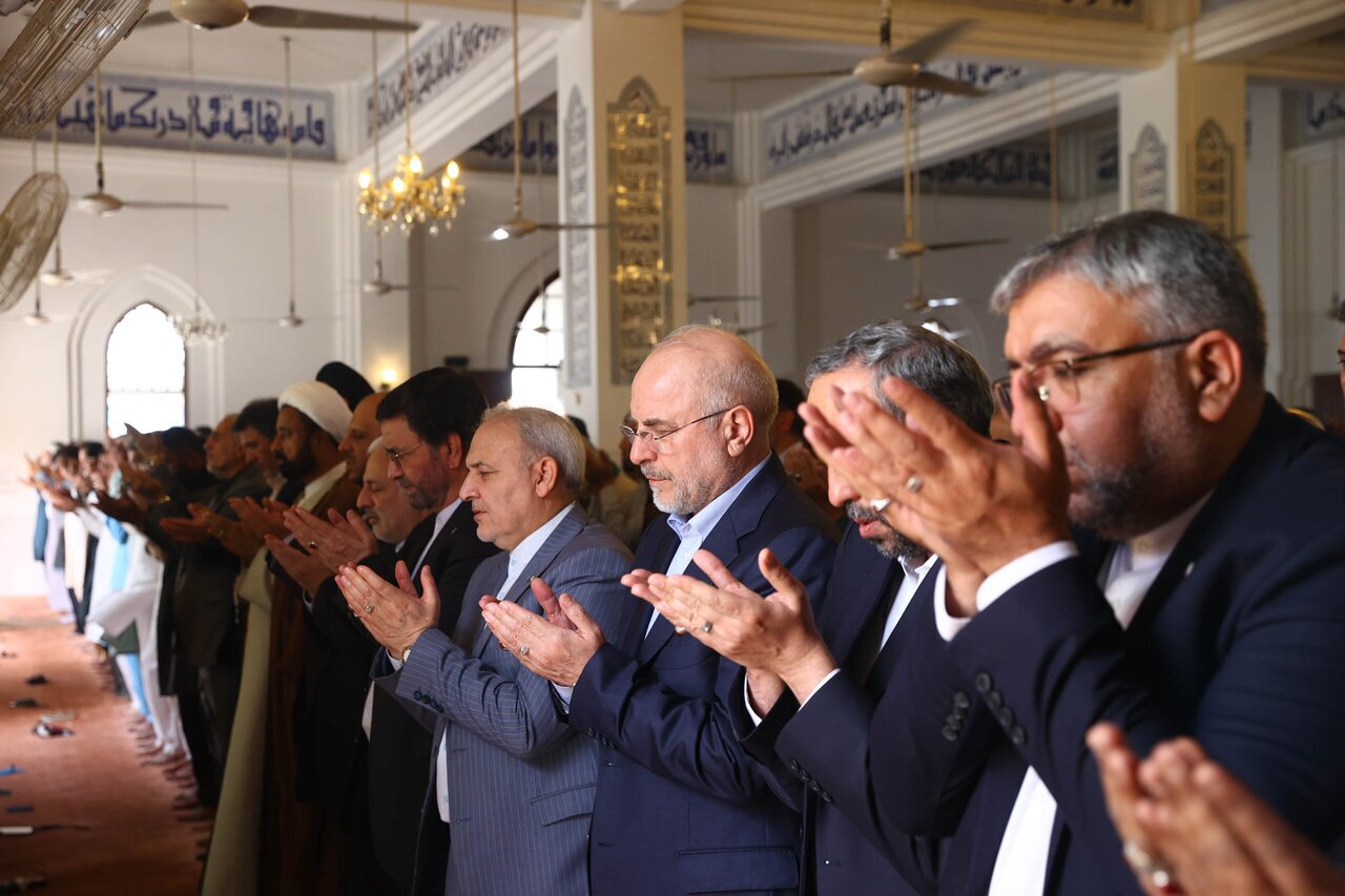 تصاویری از بوسه قالیباف بر دست نمازگزار پاکستانی در نمازجمعه کراچی تصاویری از بوسه قالیباف بر دست نمازگزار پاکستانی در نمازجمعه کراچی