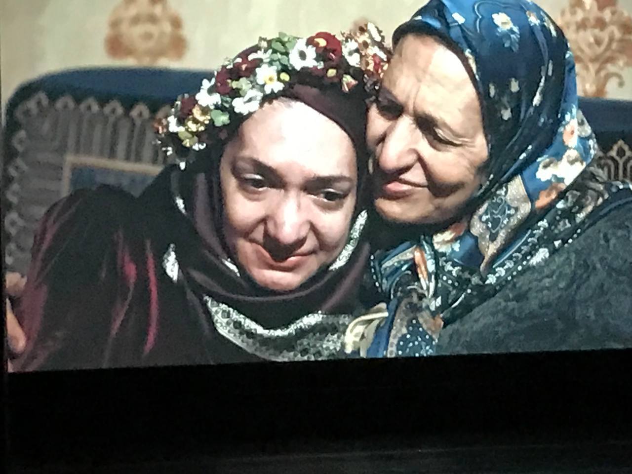 چشمهایش: چه میدانی رنج چیست... چشمهایش: چه میدانی رنج چیست...