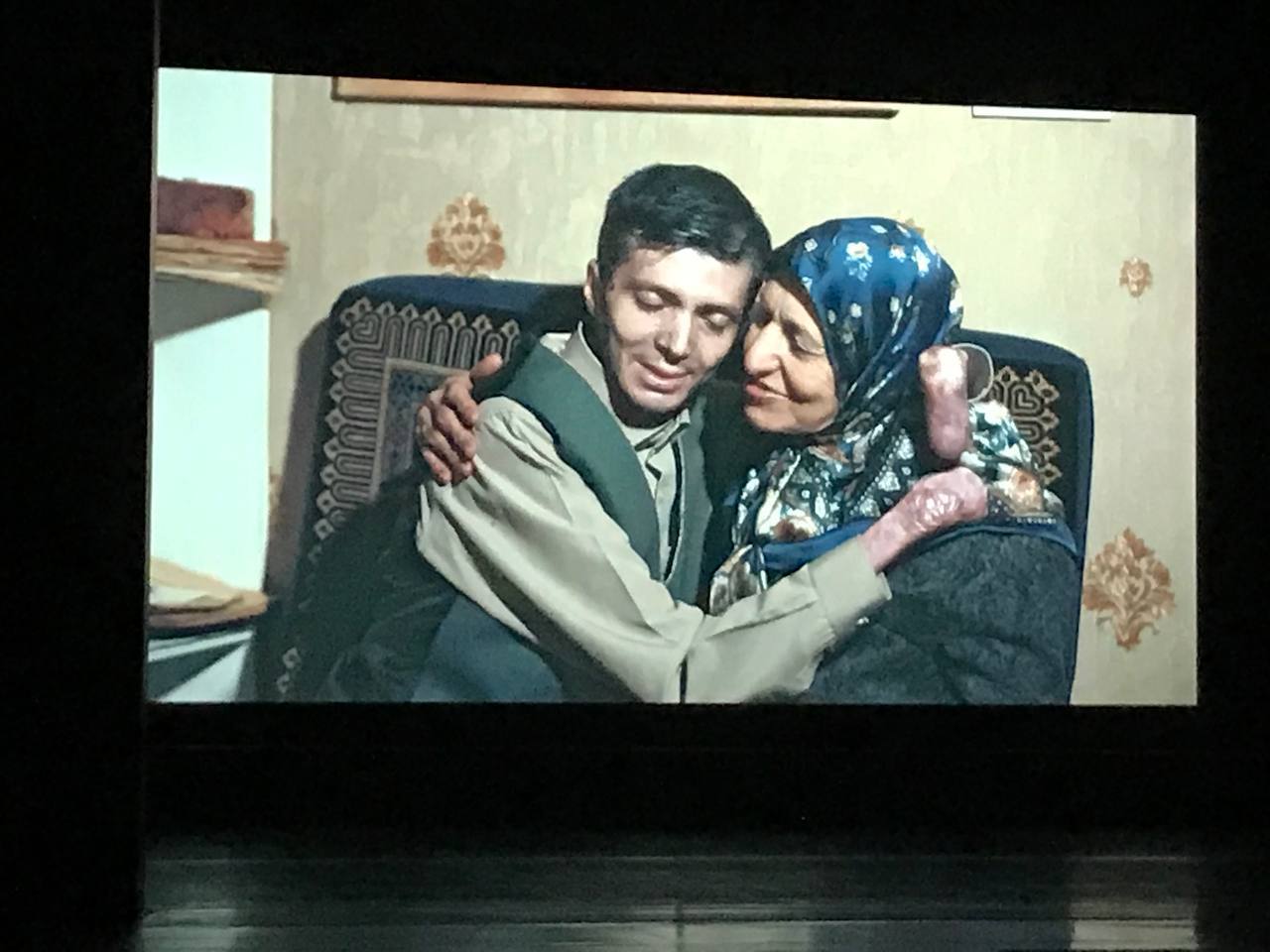 چشمهایش: چه میدانی رنج چیست... چشمهایش: چه میدانی رنج چیست...