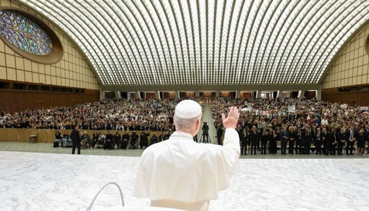 پاپ خطاب به دانشجویان: نگذارید فناوری شما را به خدمت بگیرد | به‌جای آنکه به تلفن‌های همراه خود خیره شوید، به آسمان بنگرید