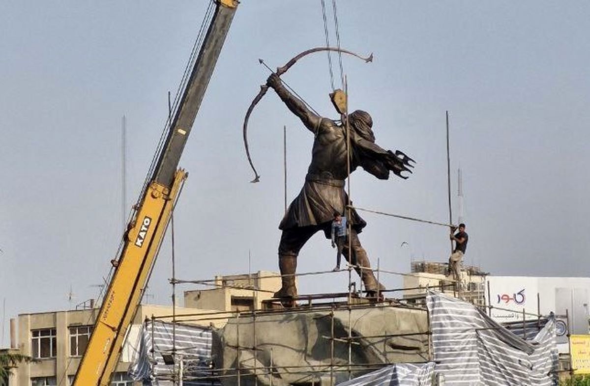 سازنده مجسمه آرش کمانگیر در میدان ونک: یک مدیر گفت این مجسمه سیکس پک دارد، تحریک کننده است! +ویدیو