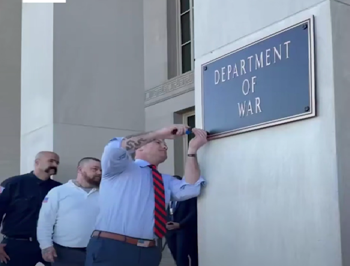 ویدیو؛ نصب تابلوی جدید وزارت جنگ آمریکا توسط پیت هگست