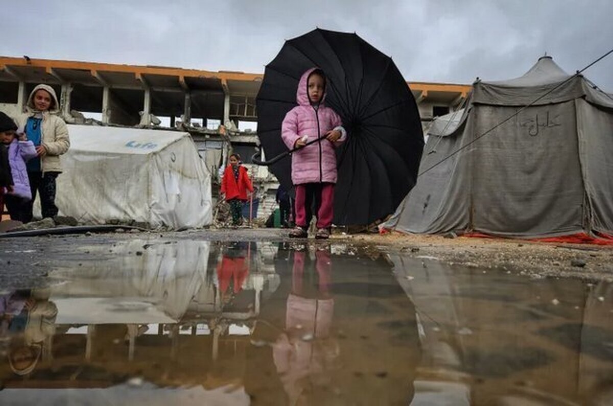 کودکان غزه بدون لباس کافی زیر باران می‌خوابند