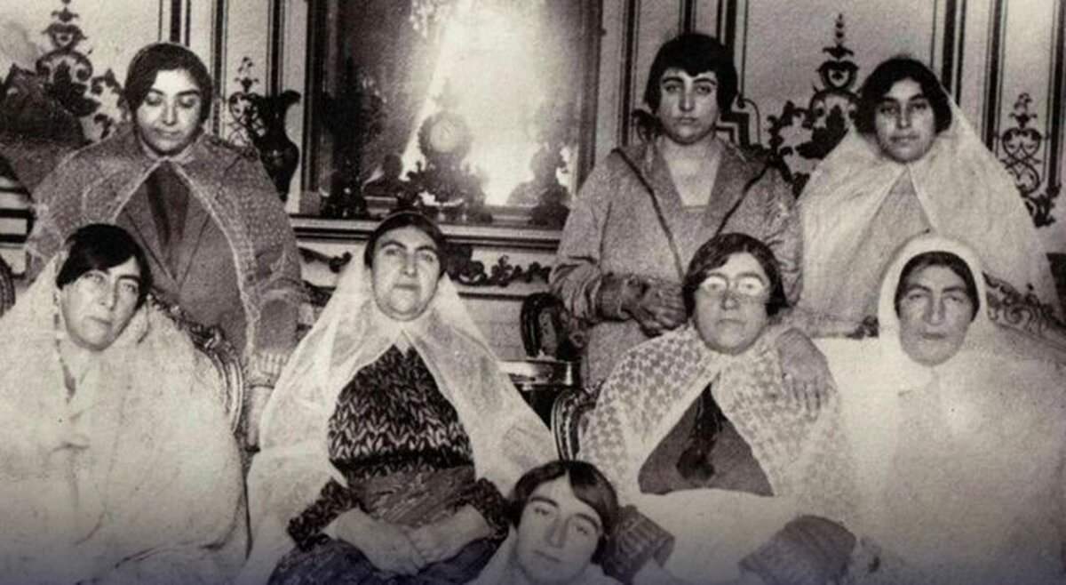 این عکسهای کمتر دیده شده از اندرونی مظفرالدینشاه قاجار را از دست ندهید!