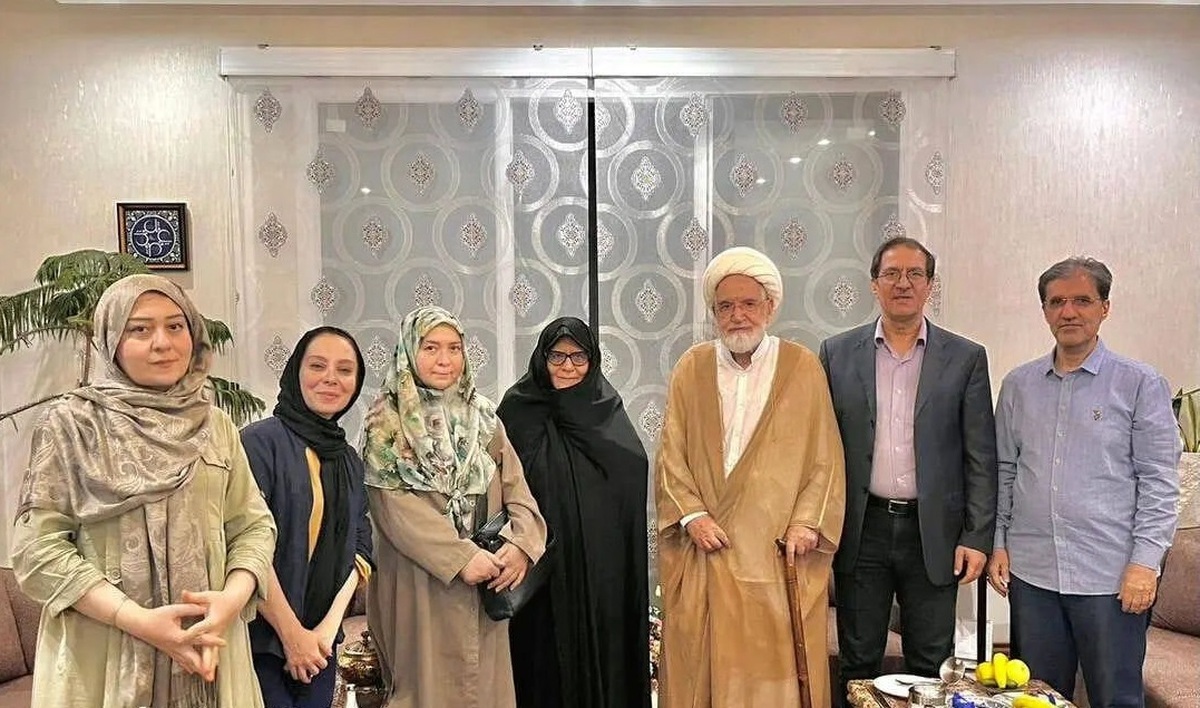 کروبی در دیدار با فرزندان میرحسین موسوی: انحراف از انقلاب و آرمان شهدا به نحویست که برخی نظامیها در مجلس برای پوتین یقه پاره میکنند | بعید میدانم اگر حزب توده هم در قدرت بود بیش از این در مجلس برای روسها یقه پاره میکرد