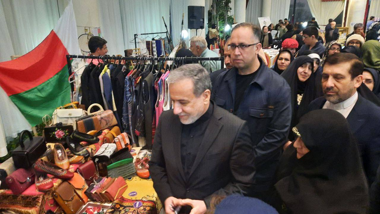 بازدید عراقچی از بازارچه خیریه انجمن بانوان دیپلماتیک