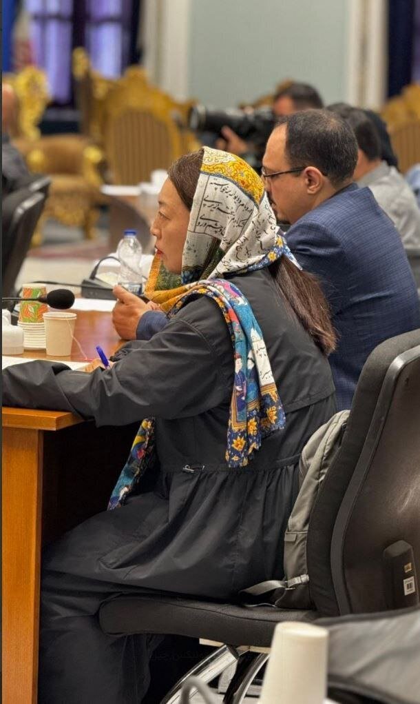 عکس؛ روسری خبرنگار زن چینی با اشعار فارسی