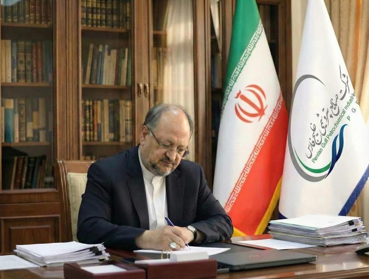 پیام محمد شریعتمداری در پاسداشت هفته بسیج
تجلیل از بسیج، پاسداشت تاریخ سرشار از حماسه یک ملت است/ تأکید بر حفظ انسجام و اتحاد ملی در دفاع از اقتدار و سرافرازی ایران