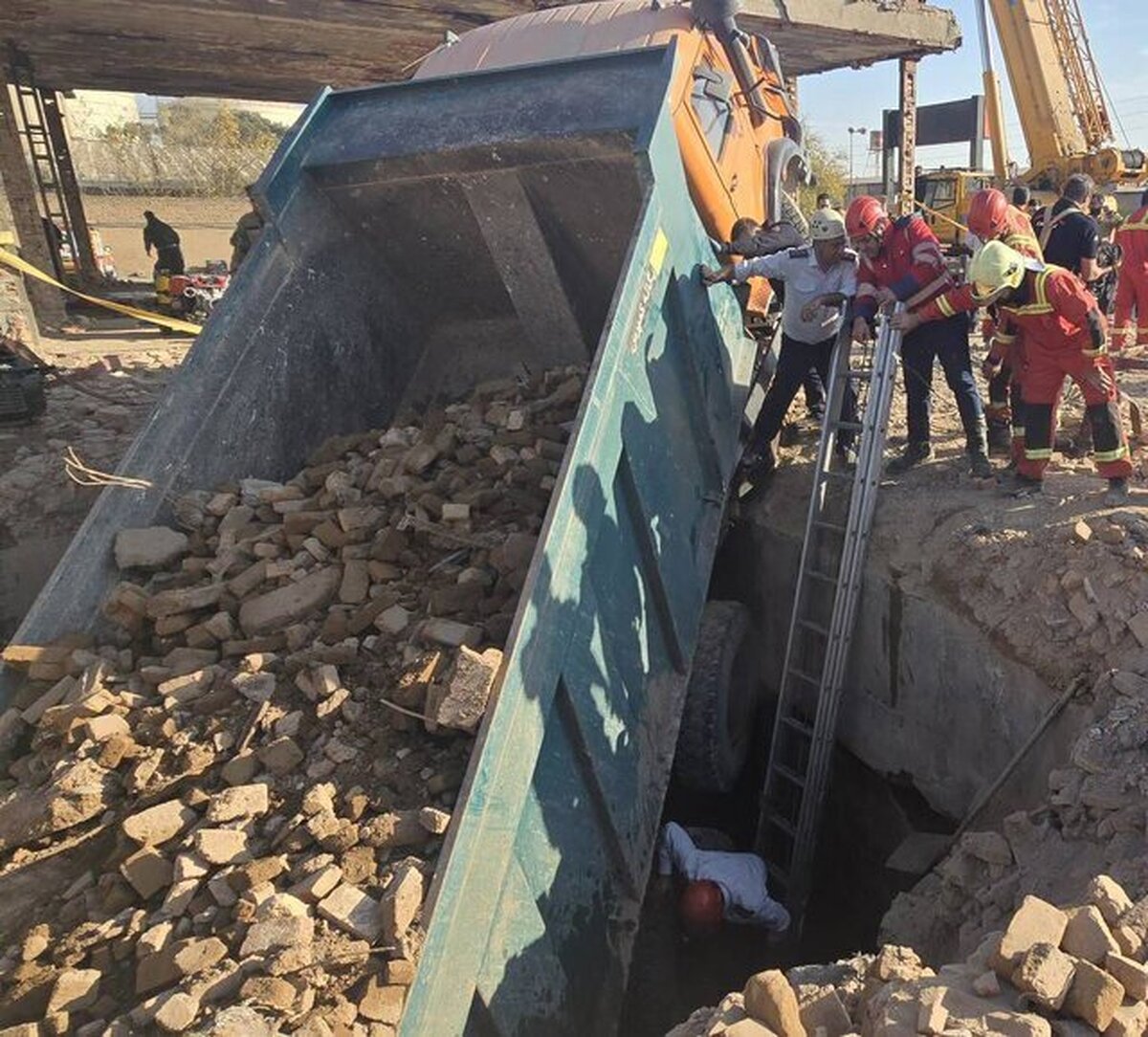 سقوط مرگبار کامیون در گودال پنهان جاده مخصوص