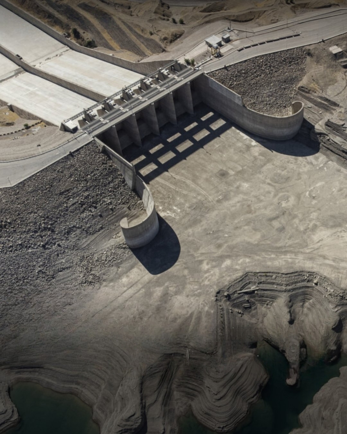 نیروگاه سد کرخه به دلیل «کمبود آب» از چرخه تولید برق خارج شد