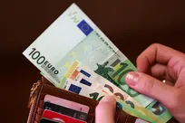 ثبات دلار و تضعیف یورو به دنبال اعتراضات خشونت‌آمیز در فرانسه