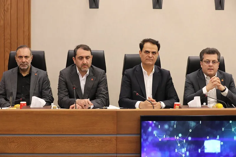 نشست اعضای كمیسیون اقتصادی مجلس با مدیرعامل و اعضای هیات مدیره بانك ملت برگزار شد/ تاكید بر نقش و تاثیرگذاری بانك ملت در تامین مالی اقتصاد كشور